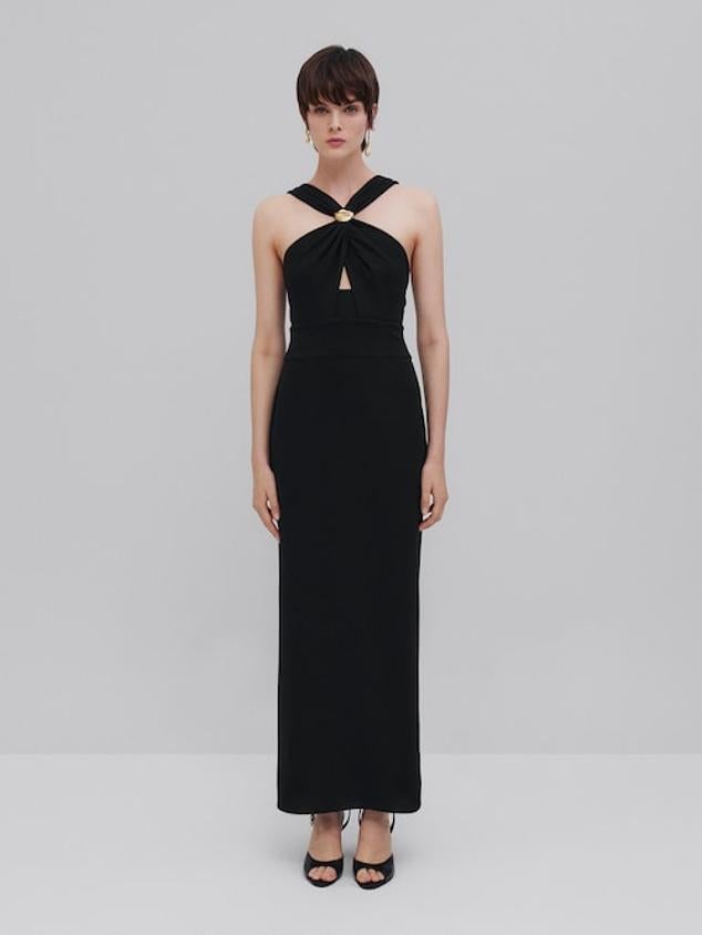 Vestido negro con cuello halter (89,95 euros).