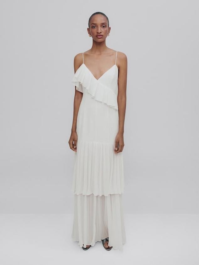 Vestido plisado con volantes (149 euros).