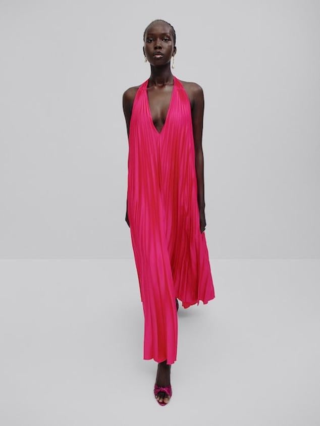 Vestido rosa plisado (169 euros).