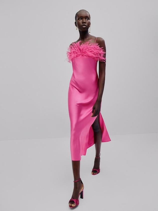 Vestido de seda con plumas (169 euros).