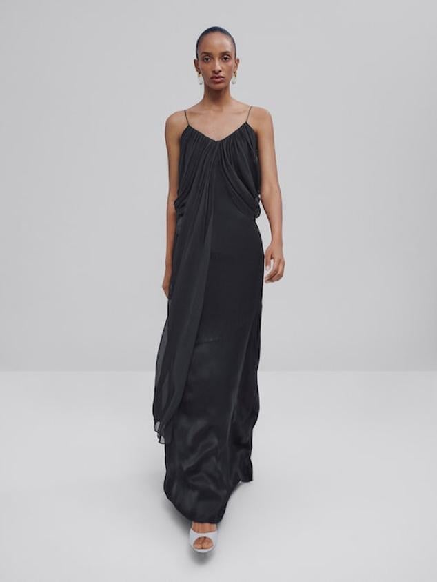 Vestido largo satinado (199 euros).