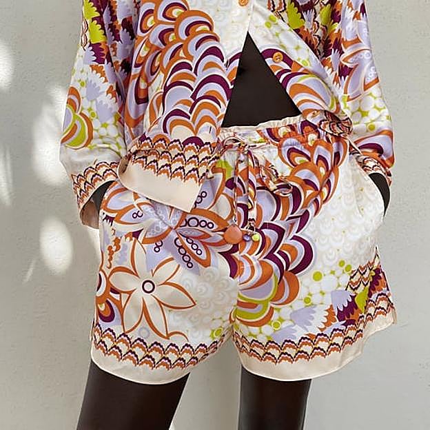 Imagen principal - Los primeros son de Zara y cuestan 25,95 euros. Los segundos son de Mango y tienen un precio de actual 29,99 euros. Y los terceros los hemos encontrado en Sfera por 11,99 euros.