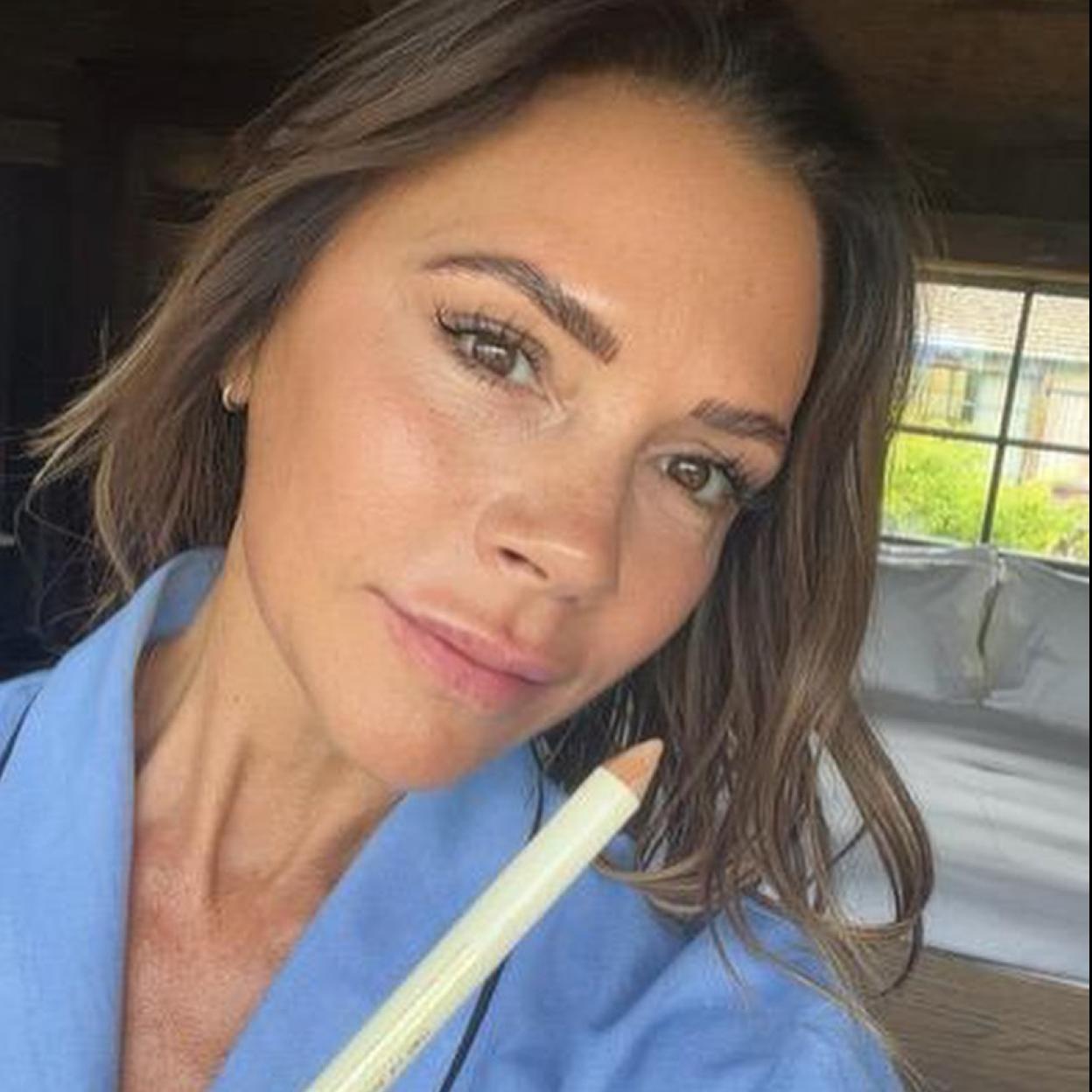 Si lo que quieres es darle forma a tus cejas pincha en la imagen para conocer los mejores productos para conseguirlo. 