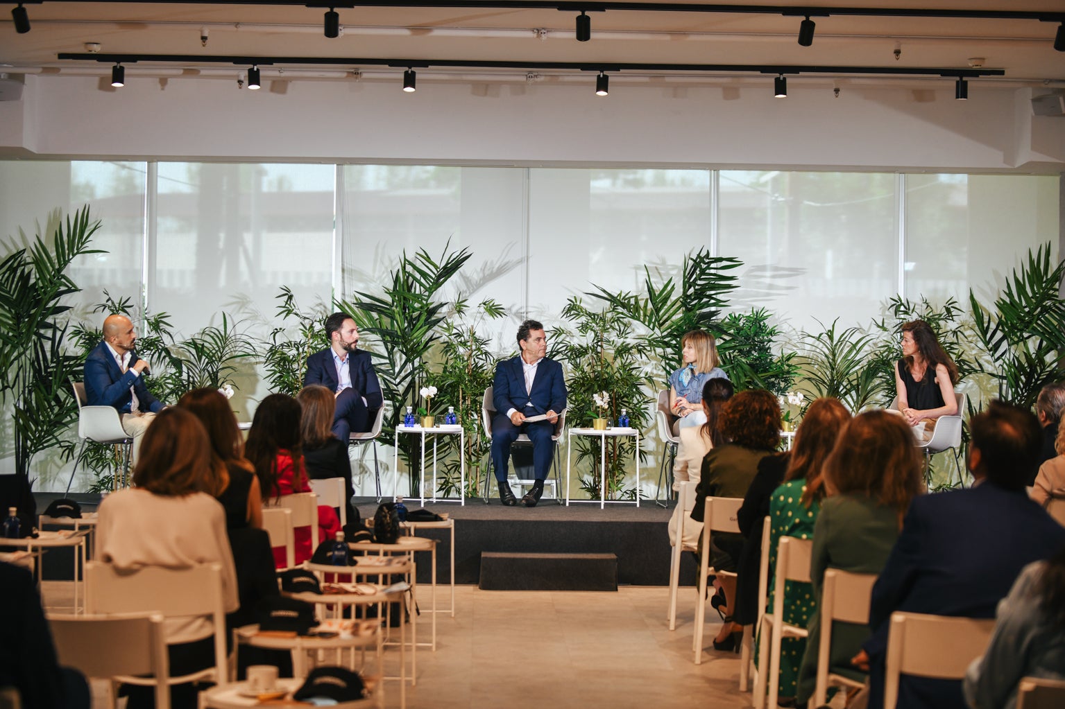 Durante la entrega de nuestros X Premios Motor Mujerhoy al Mejor Coche Sostenible, el periodista Pedro Berrio ha conducido un debate sobre 'Reutilización, la otra sostenibilidad'. En esta charla coloquio han participado, de izquierda a derecha, Óscar Hernández, director general de ANARPLA (Asociación Nacional de Recicladores de Plástico); Román Martín, director de RR.II. de Signus; Cecilia Medina, responsable de I+D+i de SERNAUTO (Asociación Española de Proveedores de Automoción) y Constanza Pasqual, directora de comunicación de Bridgestone SWR.