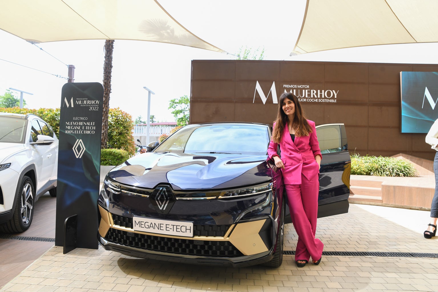 Beatriz Navarro, directora de marketing Iberia Renault y Alpine, posa con el Nuevo Renault Megane E-tech 100% eléctrico, que ha recibido el Premio Motor Mujerhoy 2022 en la categoría Eléctrico.