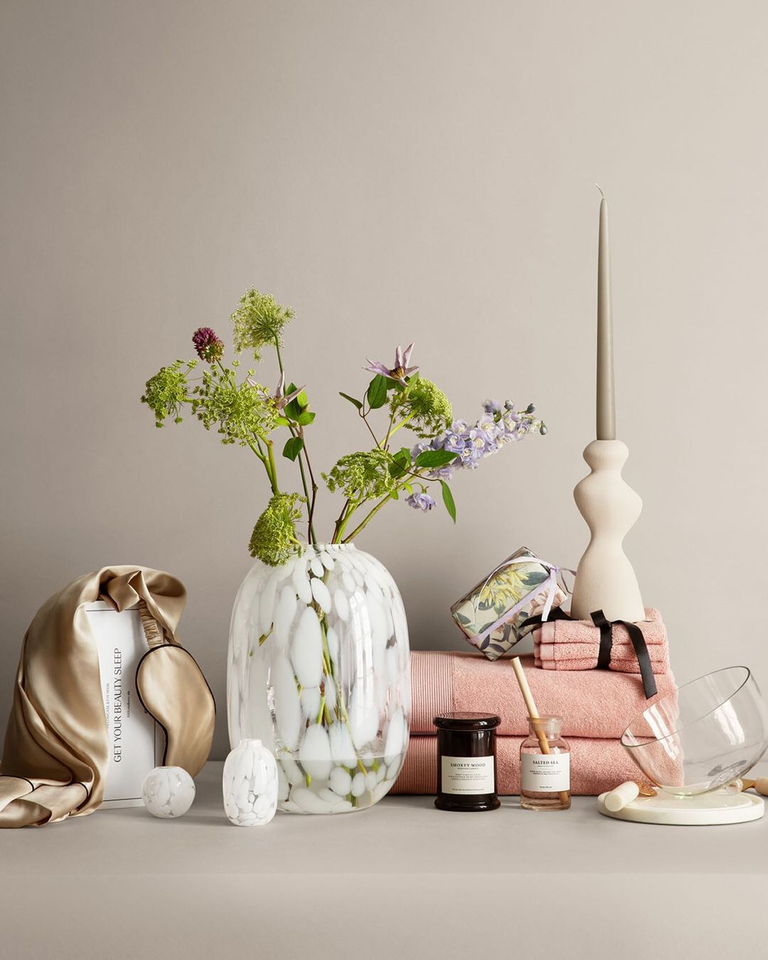 Con un toque de diseño y un estilo que encaja en cualquier salón o dormitorio, este jarrón de vidrio esmaltado cuesta 24.99 eruos en H&M Home.