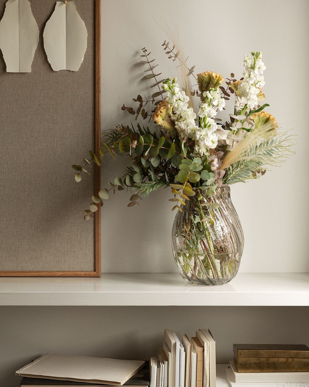 Este elegante jarrón de vidrio con detalles glitter pondrá un toque brillante y muy sofisticado en tu salón. Cuesta 39.99 euros en H&M Home.