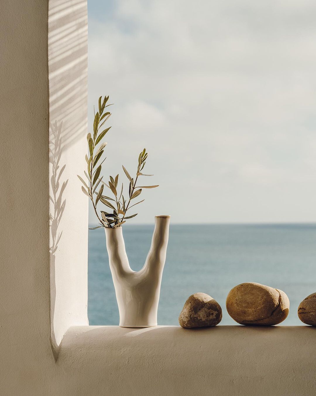 Con un seductor toque decó e inspirado en la silueta de un coral, este original jarrón de cerámica esmaltada cuesta 9.99 euros en H&M Home.