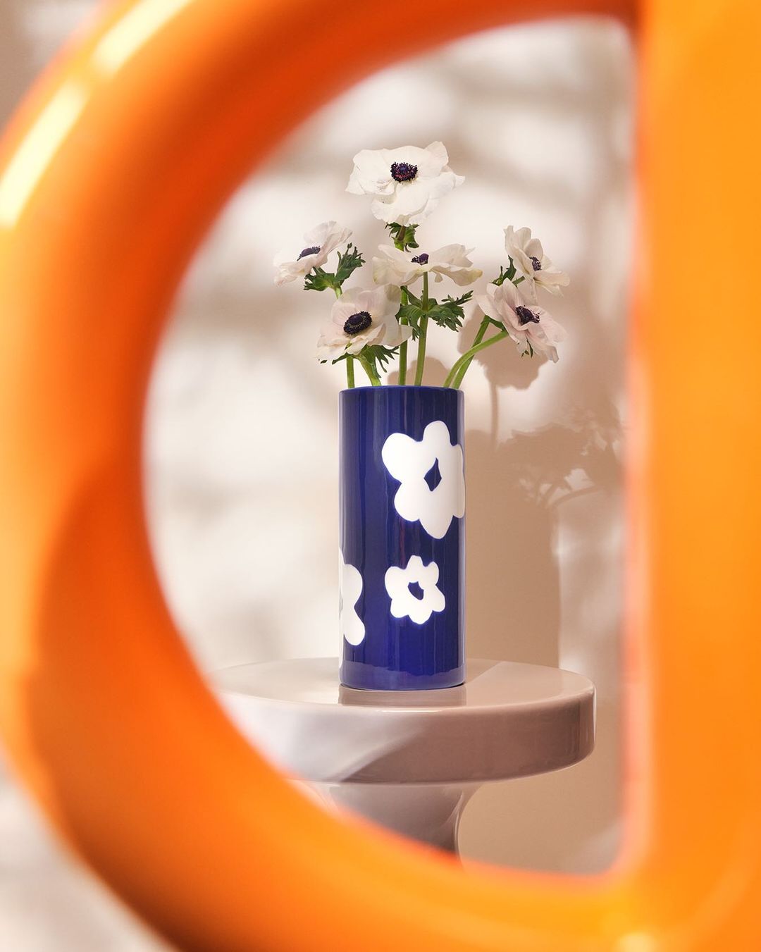 O esta maravilla en azul mar con estampado de flores en blanco, un éxito de ventas que está arrasando en H&M Home.