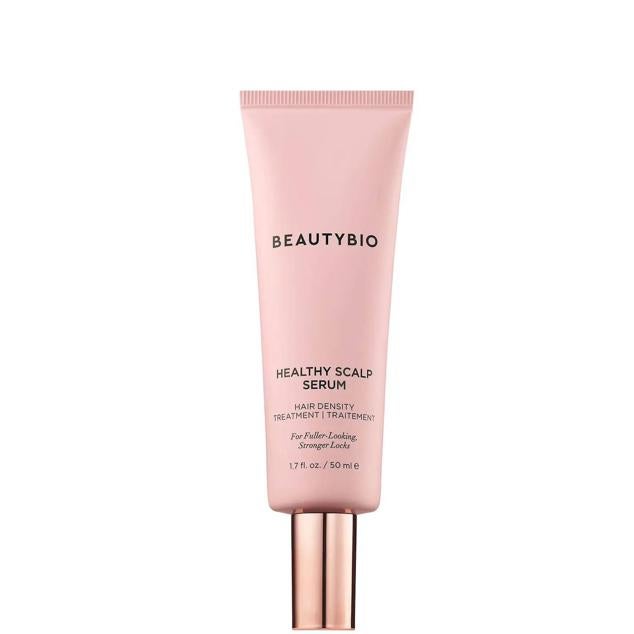 Este sérum capilar actúa en el cuero cabelludo para nutrir, hidratar, fortalecer y estimular el crecimiento. La fórmula contiene FolliGRO™, zinc, hojas de camelia, adelfa y alerce, que además de cumplir con lo anteriores objetivos, combaten la caspa y el pico.