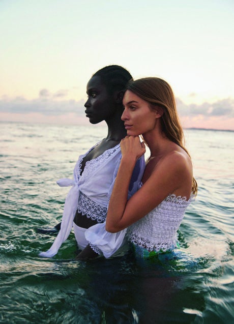 Imagen - CHARO RUIZ: Asentada en Ibiza, en sus prendas no hay un blanco igual a otro: las telas se secan de forma natural al sol, otorgándoles un color especial. Famosa por sus calados y guipures, trasciende mucho más allá de la isla.