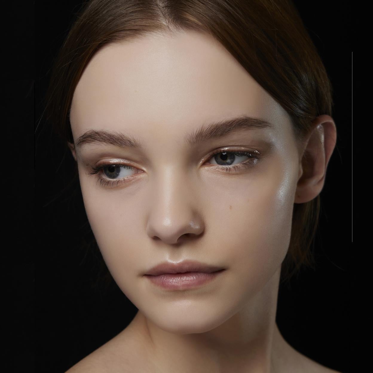 Pincha en la imagen para conocer los contornos de ojos más potentes para conseguir una mirada más descansada. 