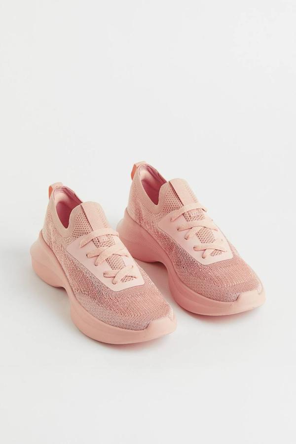 Deportivas en tejido de punto fino con cordones y suela engomada curva, de H&M. Están disponibles en rosa, lila y crudo, por 29,99 euros.