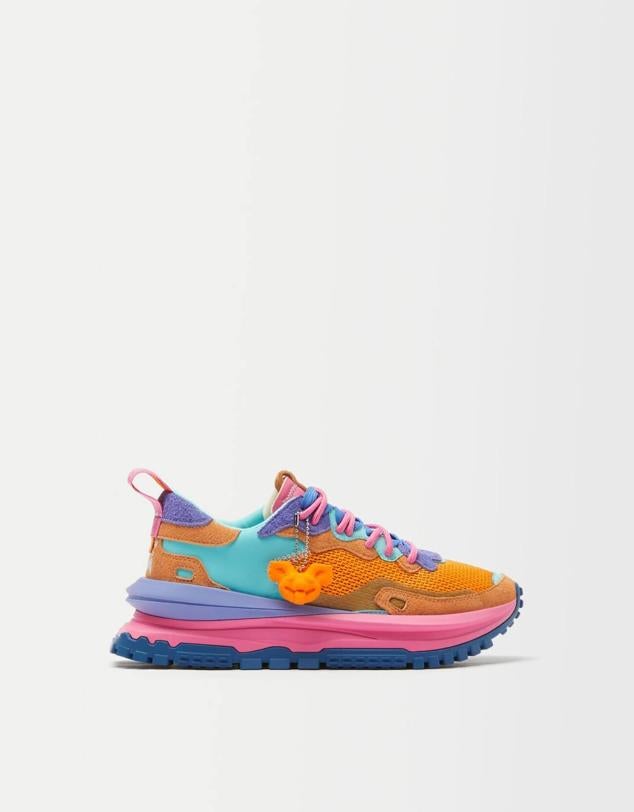 Zapatillas deportivas multicolor con tejidos combinados y suela track dentada, de Bershka. Están disponibles a 59,99 euros.