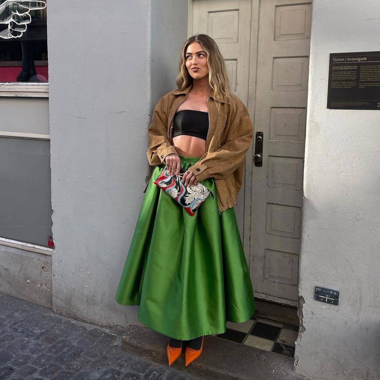 Pincha en la foto para ver los vestidos de invitada más bonitos de Tamara Falcó para inspirar nuestros mejores looks de boda este verano. 