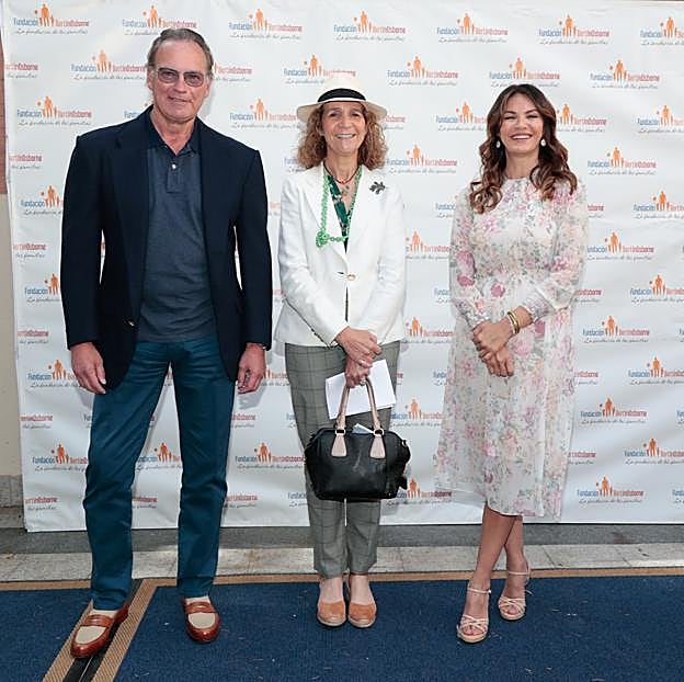 Imagen principal - La infanta Elena con un look con alpargatas.