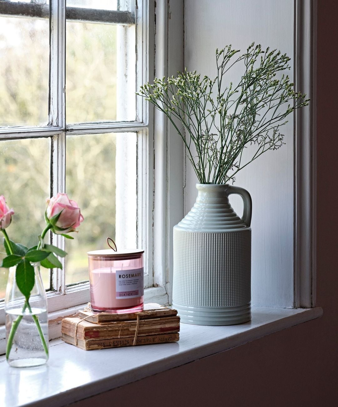 Los detalles cuentan, y esta vela aromática rosa (con aroma de rosas) cuesta 5 euros en Primark Home.