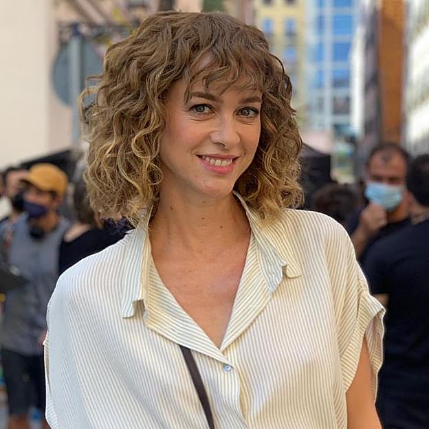 Las famosas que lucen un pelo rizado definido y sin encrespamiento usan este agua de peinado para marcar y potenciar los rizos