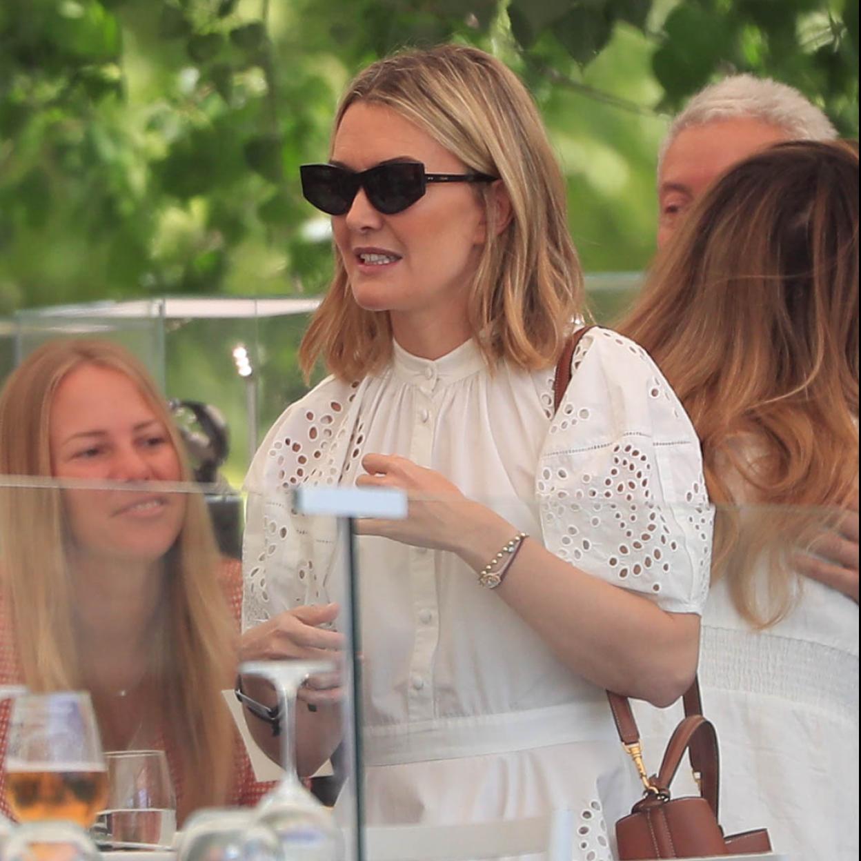 Marta Ortega con un vestido blanco de Zara.