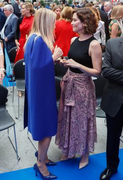 Imagen secundaria 2 - Ayuso llevó un vestido de la firma francesa Maje.