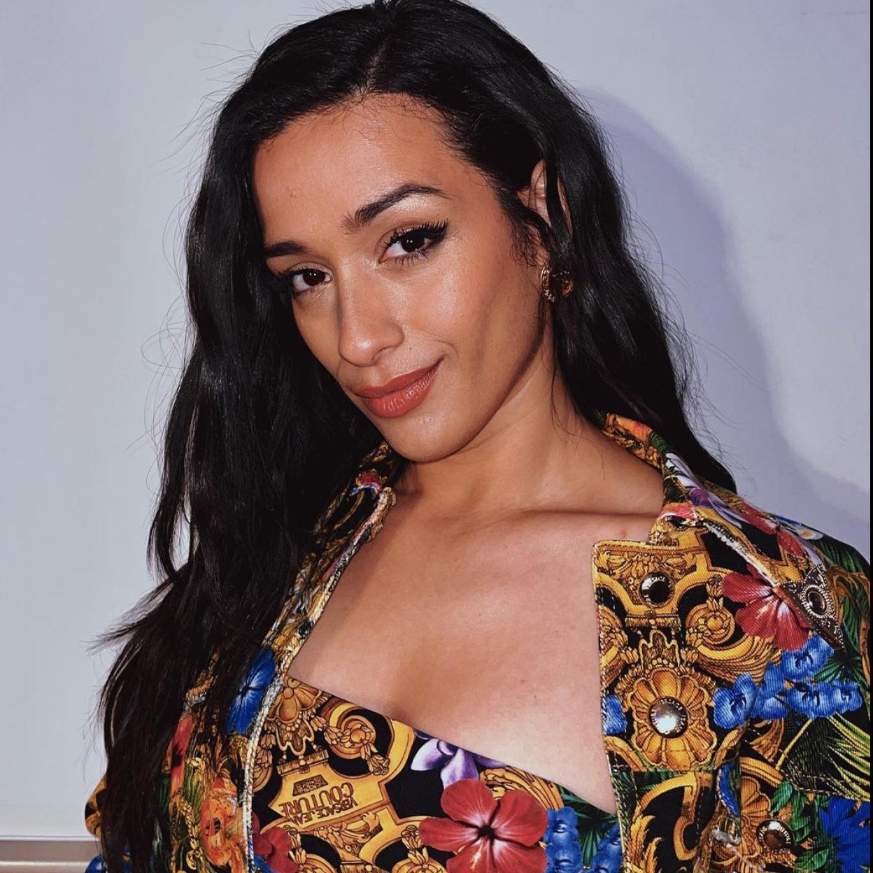 Chanel llevó el pelo suelto con raya lateral y ondas con volumen.