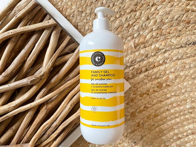 Este champú y gel, todo en uno. Es un limpiador suave, perfecto para pelo y cuerpo. Su aroma a melón no tiene ni sulfatos, ni derivados del petróleo y sin siliconas. Su formulación extra suave a base de extracto de manzanilla ecológica y pH lo hacen adecuado tanto para lavar el cabello sin dañarlo como para limpiar la piel sin resecarla. Precio: 19,95 €. 