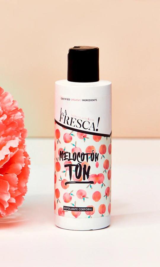 Melocotón Ton es un exfoliante corporal de textura ligera. Contiene aceite de durazno orgánico para ayudar a eliminar las células muertas de la piel, aloe vera para suavizar e hidratar, rosa silvestre para iluminar y algas marinas para purificar y suavizar la piel gracias a los polisacáridos que ayudan a estimular el mantenimiento del colágeno. Precio: 24,95 €. 