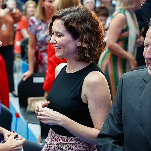 Ficha el original y sorprendente vestido con el que se ha atrevido Isabel Díaz Ayuso para la celebración de San Isidro