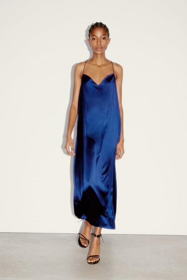 Vestido con escote fluido y tirantes finos con aplicación joya en la espalda y color azul noche. Precio: 35,95 euros.