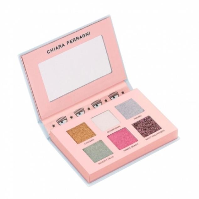 La influencer italiana ha lanzado su colección de maquillaje, entre la que se encuentra la paleta Los Ángeles. Una paleta de seis tonos pastel con acabados mate, metálico, brillo y metalizado que cuentan con una alta pigmentación. Pese a no contar con muchos tonos, permite realizar looks muy versátiles, gracias a sus acabados. (Disponible en Douglas, 35 euros).