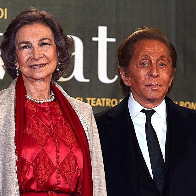 La reina Sofía junto al diseñador Valentino.