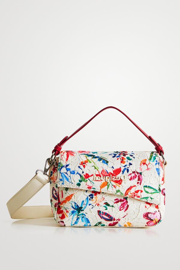 La diversión y el color siempre van acompañados de la firma española Desigual, que nos presenta una bandolera atrevida con encaje pintado y efecto piel. Por el precio de 69,95 €. 