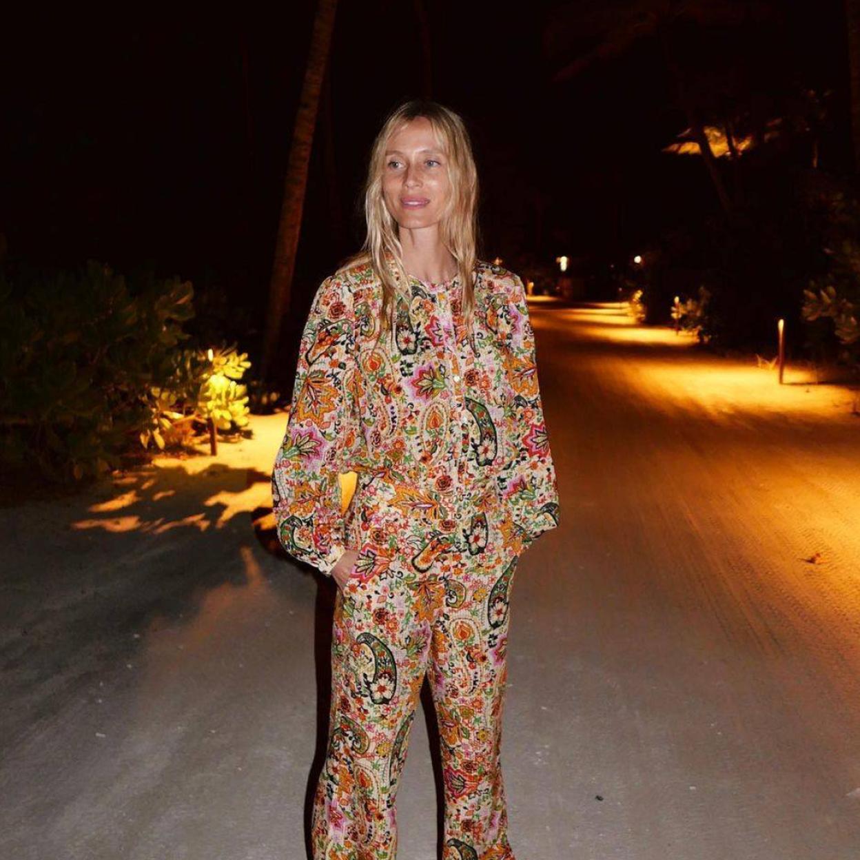 Pincha en la foto para ver las camisas estampadas más bonitas por menos de 30 euros con las que conjuntarás tus vaqueros en primavera para estar cómoda y favorecida