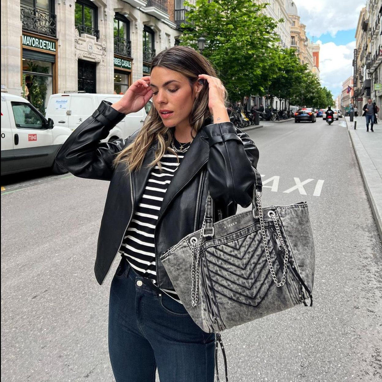 Esta camiseta de rayas blanca y negra es todo un éxito entre las instagramers.