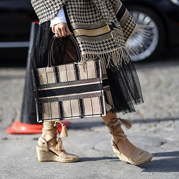 Las sandalias con cuña de yute que arrasan en Parfois: se están agotando porque son muy cómodas y elevan cualquier look
