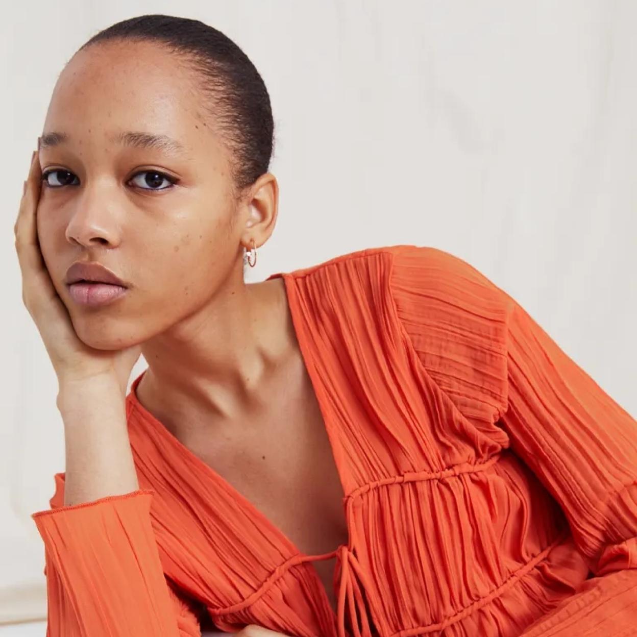 Pincha en la imagen para descubrir otros vestidos que también son perfectos para el verano y rejuvenecen.