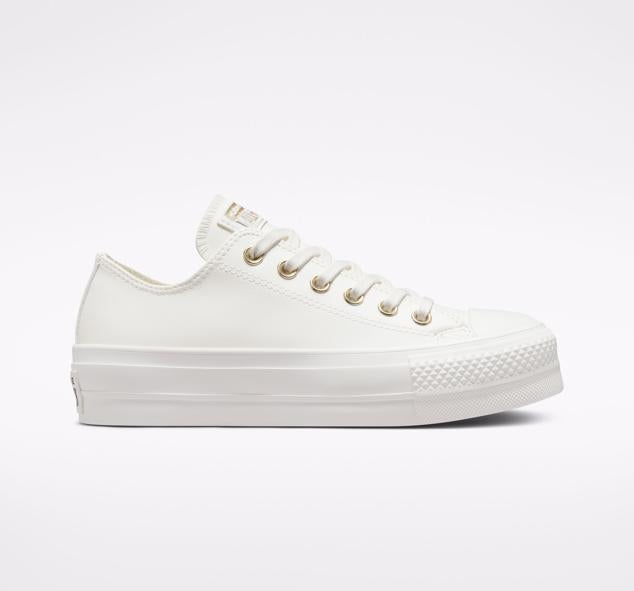 La conocida marca Converse no podía faltar en nuestra selección de favoritas. Sus clásicos modelos han perdurado durante los años y estas Chuck con plataforma han sabido reinventarse a los nuevos tiempos. Cuestan 85,00 €. 