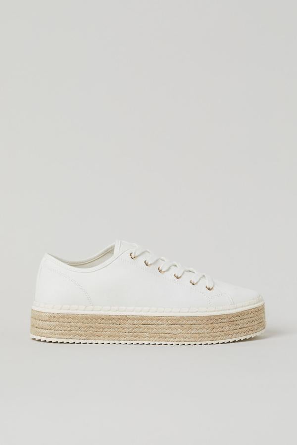 Estas zapatillas tipo alpargata (disponible también en azul denim) son todo lo que necesitas para disfrutar del mejor verano. Son de H&M y tienen un precio de 29,99 €. 