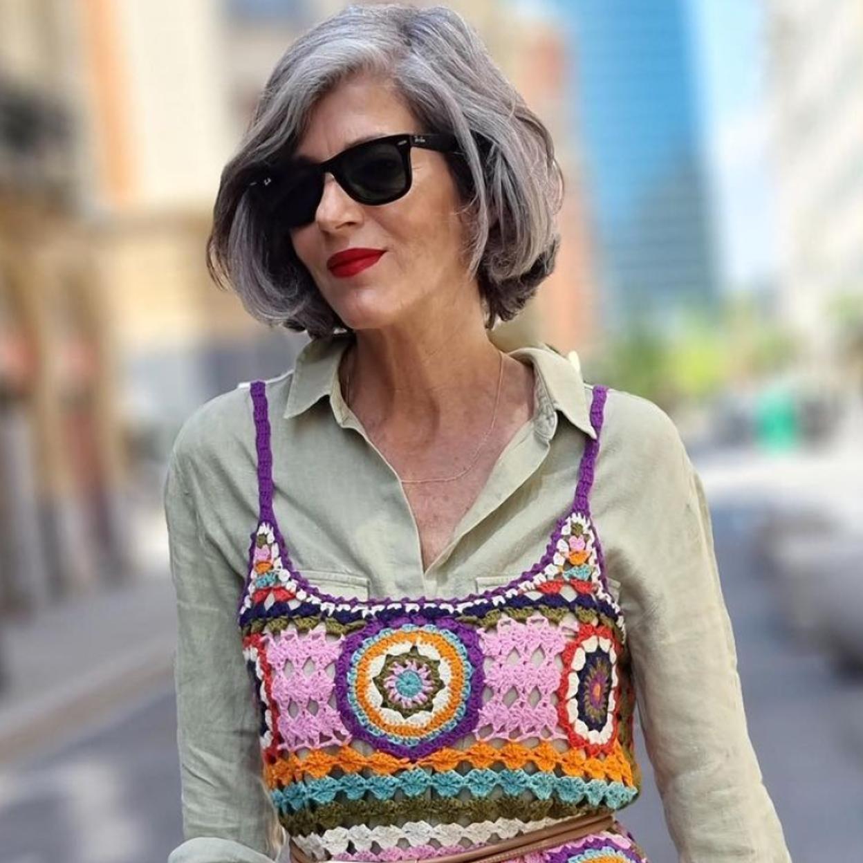 Carmen Gimeno lució un top de crochet de Zara con camisa debajo.
