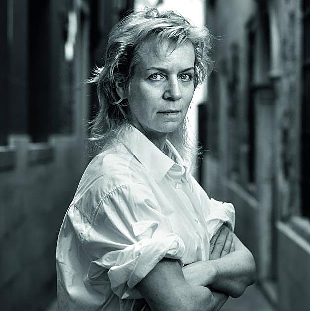 Por qué te va a fascinar la espectacular instalación de la artista Katharina Grosse en la tienda de Venecia de Louis Vuitton (que es un homenaje a los canales de la ciudad)