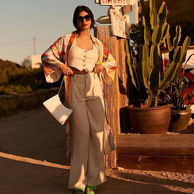 Olvídate de la blazer, la prenda más estilosa de esta temporada es este kimono estampado de Stradivarius que enamora a las influencers