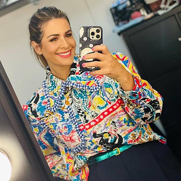 Nuria Roca tiene la camisa estampada más favorecedora de la temporada y sabemos dónde comprarla