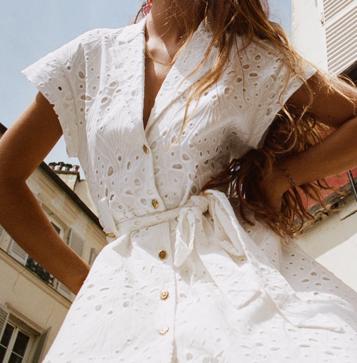 Imagen secundaria 1 - Nunca se tienen suficientes vestidos blancos y aquí esta el diseño que lo confirma. Vestido blanco camisero con calados y cinturón de Zara (45,99 euros) 