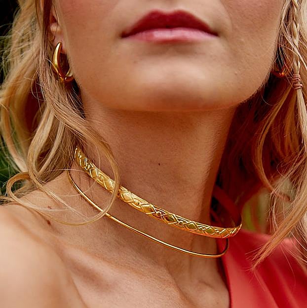 Imagen principal - Las influencers dicen que el accesorio más importante de la temporada es el choker dorado que hemos encontrado en el low cost