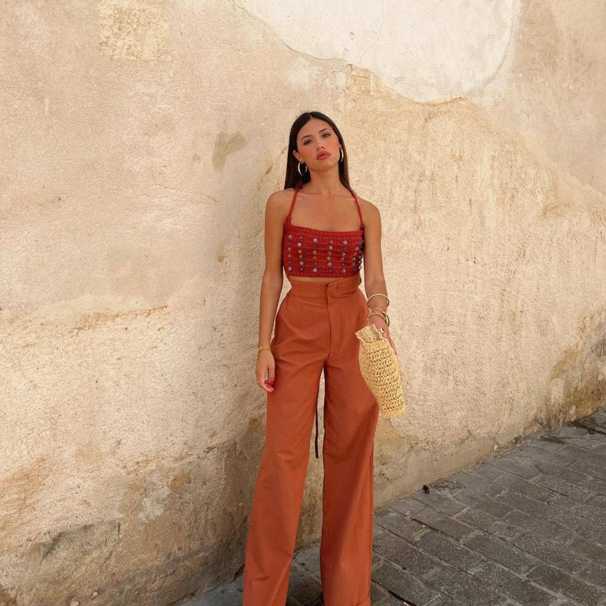 Pincha en la imagen para ver Los tops de punto tendencia de Zara por menos de 20 euros con los que irás cómoda y a la moda en tu look de diario con vaqueros