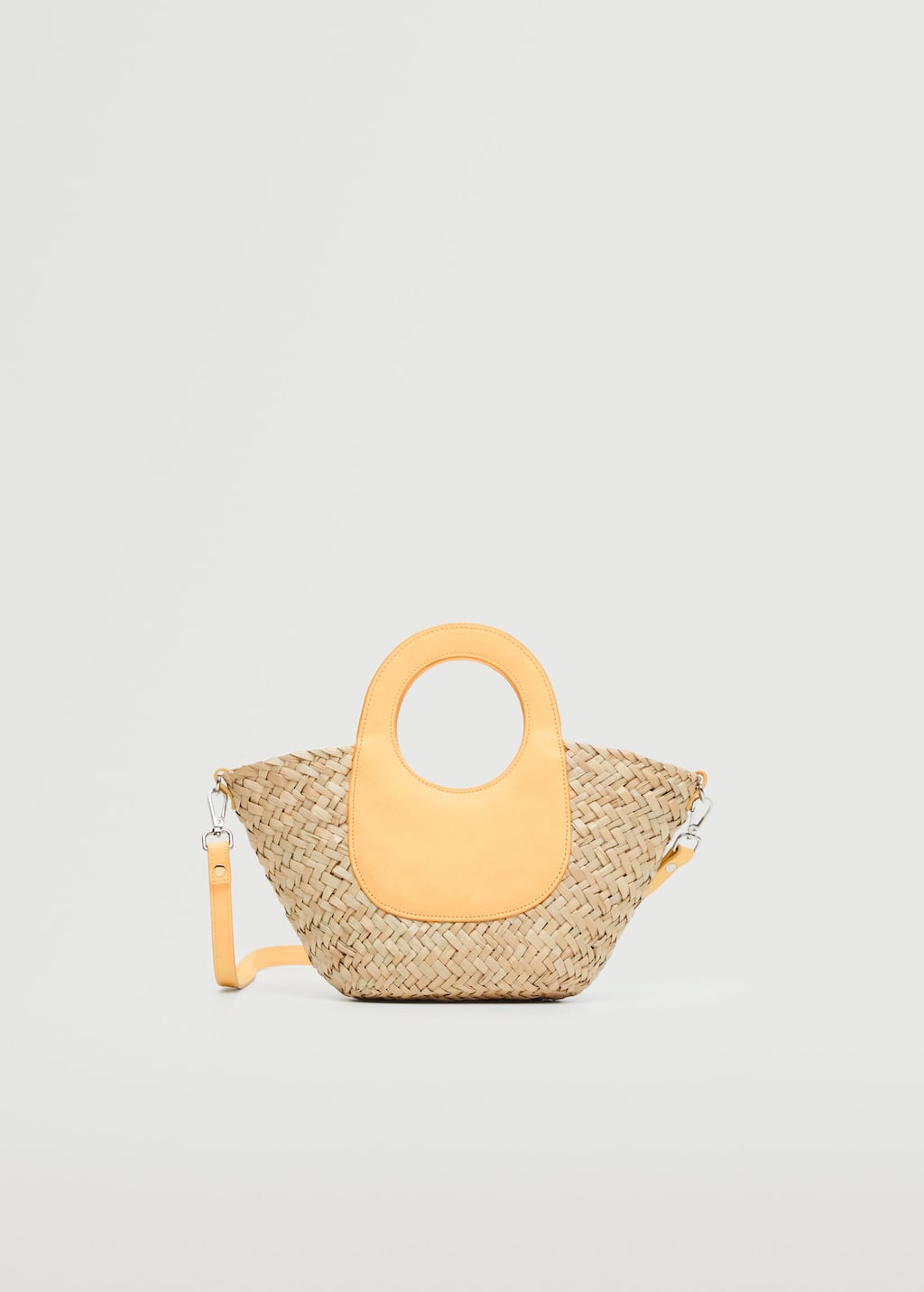 Un mini capazo que podrás llevar como bolso de mano o con la comodidad del asa larga. Bolso de rafia de Mango (29,99 euros)