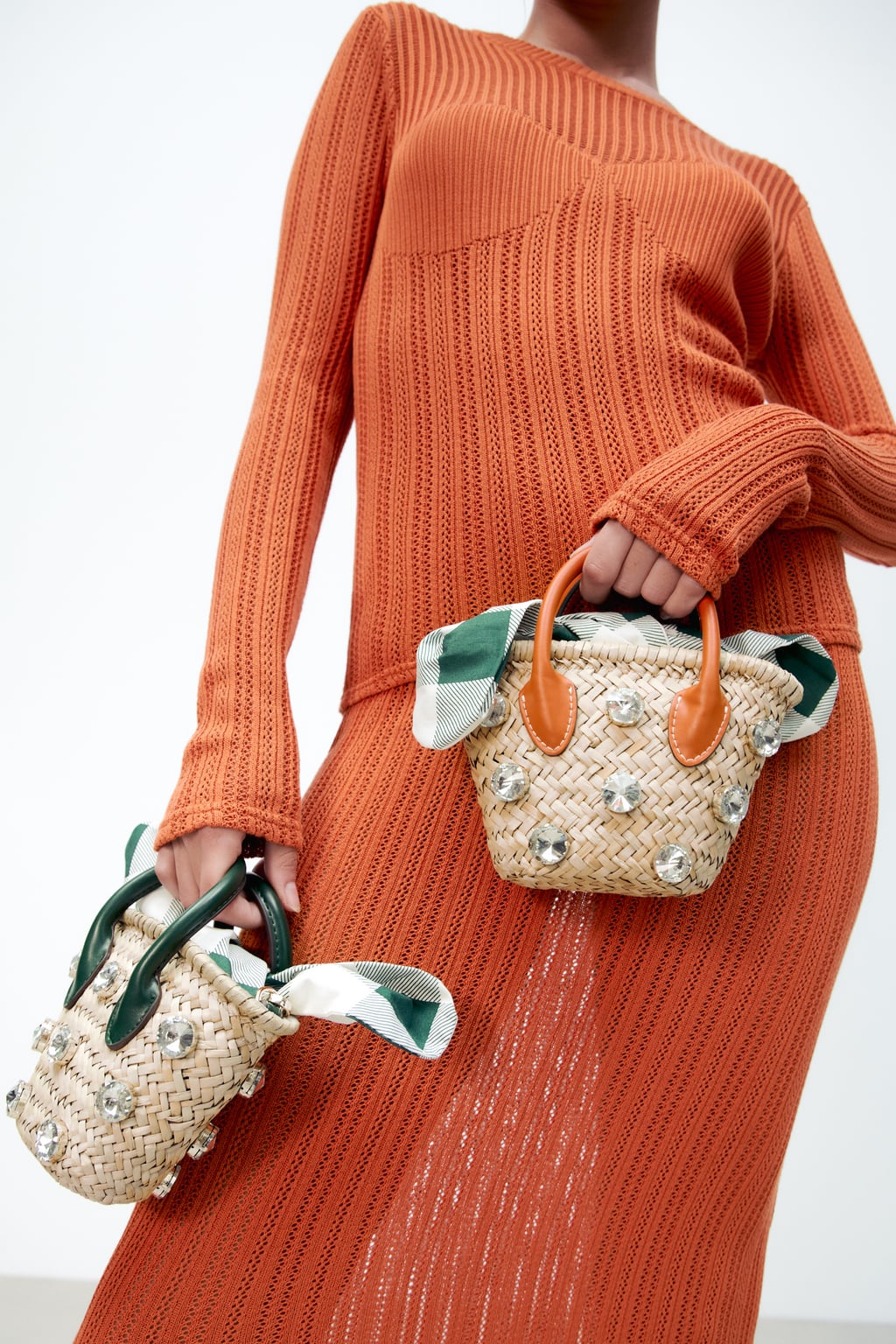 La propuesta más original llega acompañada por detalles joya. Una propuesta que no pasará desapercibida y que elevará tus looks de noche. Mini capazo de rafia de Zara (25,99 euros)