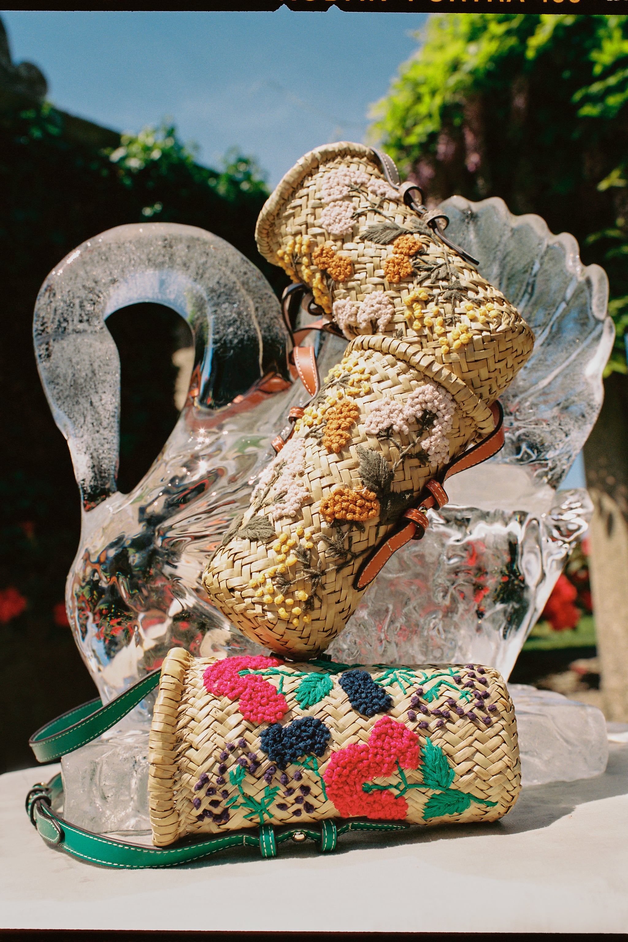 El clásico capazo de rafia cambia de registro con un diseño alargado, en el que solo podrás llevar lo imprescindible. Los bordados de colores con flores y hojas completan esta original propuesta. Bolso de rafia de Zara (29,99 euros)