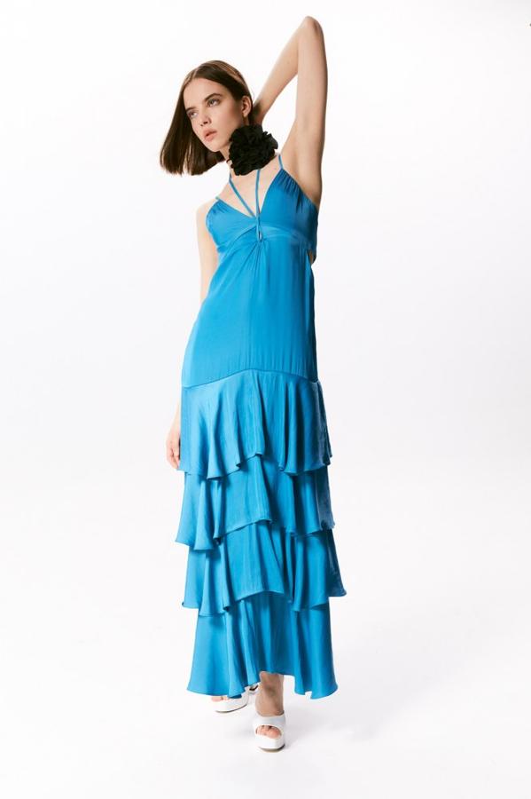 Vestido largo con volantes de tirantes en color azul celeste. Precio: 59,99 euros.