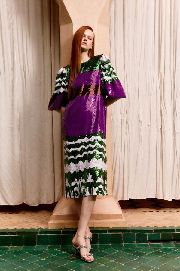 Vestido midi de lentejuelas con manga corta y tonos morados y verdes. Precio: 89,99 euros.